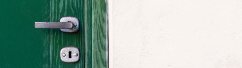 Fotografía ornamental, el cerrojo de una puerta, por Pawel Czerwinski en Unsplash, CC0